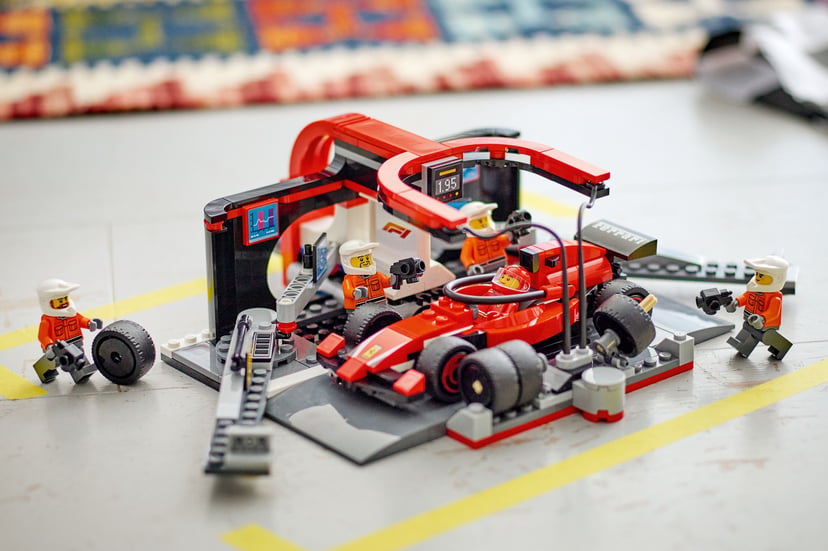 F1® Pit Stop & Pit Crew With Ferrari Car