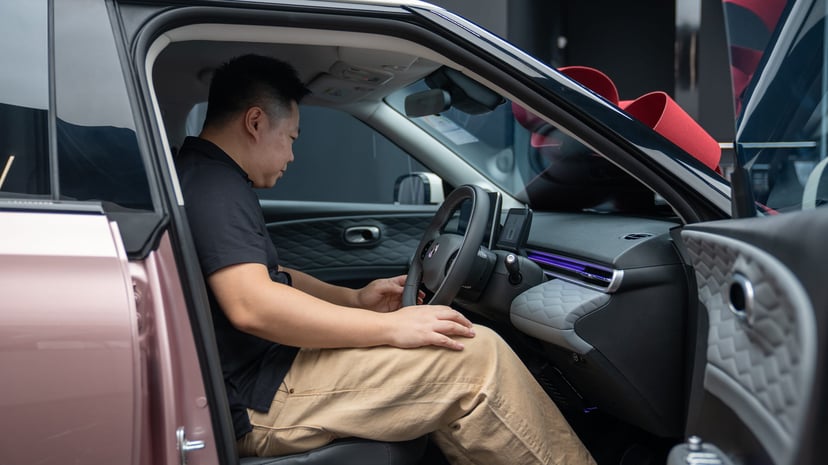 Motorist gave away a brand-new Dongfeng electric car in Singapore, photo 2