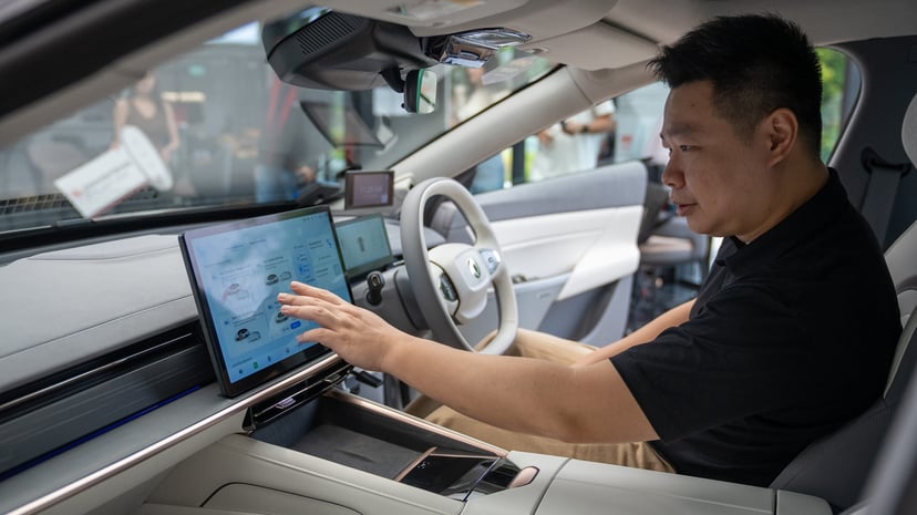 Motorist gave away a brand-new Dongfeng electric car in Singapore, photo 3