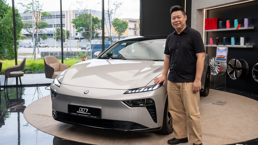 Motorist gave away a brand-new Dongfeng electric car in Singapore, photo 4